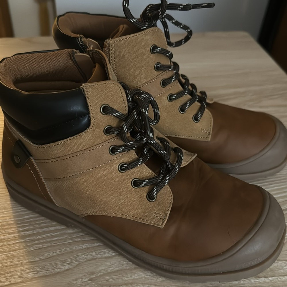 Youth brown boots size 4